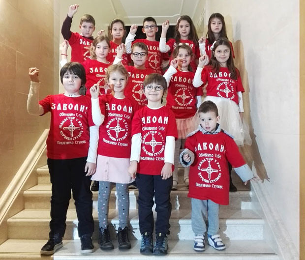 Божићна песма: Заволи све људе око себе